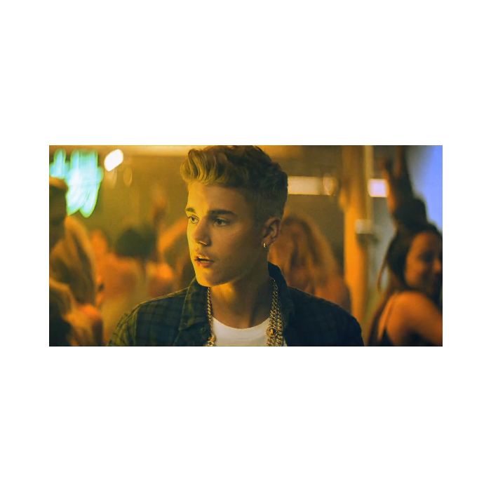 Justin Bieber fica hipnotizado por loira no clipe de &quot;Confident&quot;
