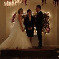 Em "Arrow": na 4ª temporada, Oliver (Stephen Amell) e Felicity se casam por motivo surpreendente!