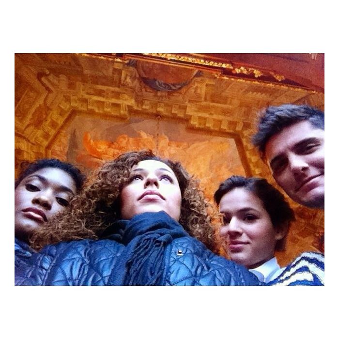Entre uma folga e outra nas gravações de &quot;Em Família&quot;, Roberta Almeida, Bruno Gissoni e Bruna Marquezine posaram juntos para foto compartilhada no Instagram