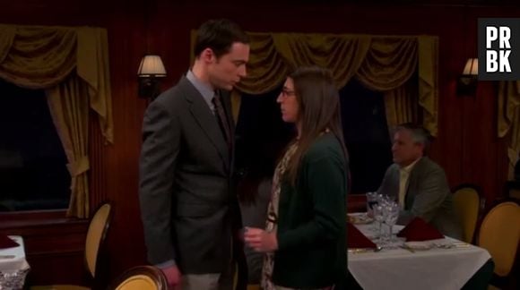 Amy (Mayim Bialik) e Sheldon (Jim Parsons) ficaram sem graça depois do beijo "The Big Bang Theory"