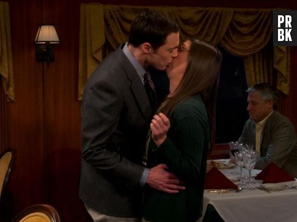 Sheldon (Jim Parsons) beijou Amy (Mayim Bialik) em "The Big Bang Theory"