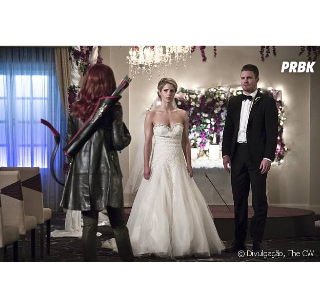 Em "Arrow": na 4ª temporada, Oliver (Stephen Amell) e Felicity (Emily Bett Rickards) atraem Cupido do Coração Partido no dia do casamento!