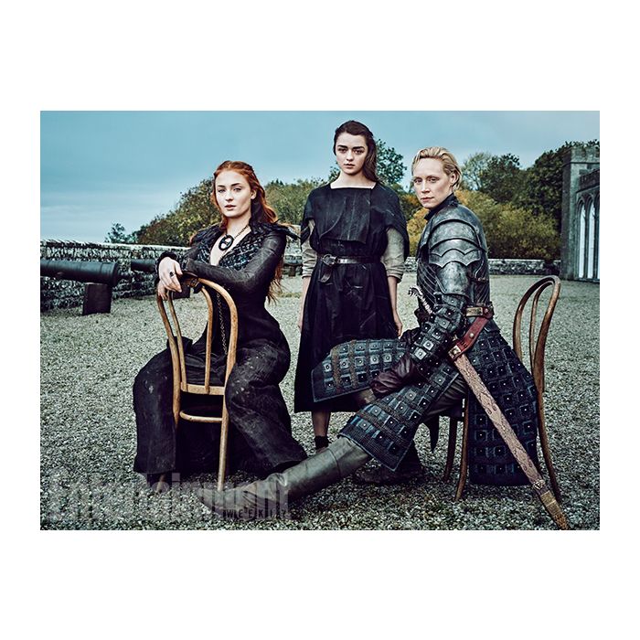 De &quot;Game of Thrones&quot;: na 6ª temporada, Sansa (Sophia Turner), Arya (Maisie Williams) e Brienne of Tarth (Gwendoline Christie) surgem juntas em ensaio fotográfico