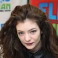 A cantora neozelandesa Lorde se tornou a mais jovem artista a chegar ao topo da Billboard em 26 anos!