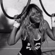 Beyoncé sorri e mostra seu corpão com os looks da "Ivy Park", sua nova coleção