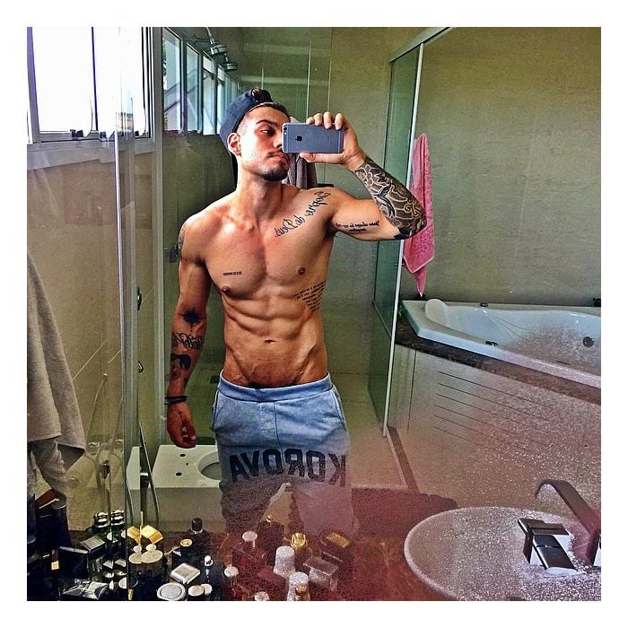  Lucas Lucco, de &quot;Malhação, adora postar selfies sem camisa no Instagram 