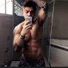 O cantor Lucas Lucco não perde a oportunidade de exibir o corpo sarado no Instagram