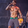 Lucas Lucco também arrasa em cima dos palcos e está sempre sem camisa!