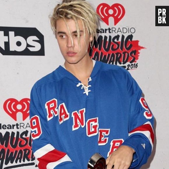 Justin Bieber se encontrou com fãs no estacionamento de um show da "Purpose World Tour"