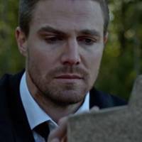 Em "Arrow": na 4ª temporada, corpo em sepultura é revelado e Oliver (Stephen Amell) promete vingança