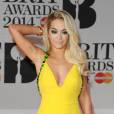 Rita Ora apostou no vestido amarelo gema para desfilar no tapete vermelho do BRIT Awards 2014