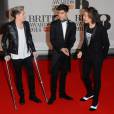  Niall Horan, do One Direction, apareceu de muletas no tapete vermelho do BRIT Awards Louis Tomlinson, Zayn Malik, Harry Styles e Liam Payne também estavam lá 
