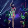 Com a roupa colorida, Katy Perry cantou "Dark Horse" e empolgou a platéia do BRIT Awards 2014