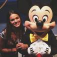  Bruna Marquezine já posou com Mickey Mouse na Disney 