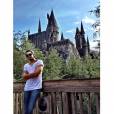 Luan Santana já posou bem pertinho do castelo de Hogwarts, do filme "Harry Potter", em Orlando