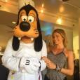 Na Disney, Grazi Massafera encontrou Pateta e não resistiu à tentação de tirar uma foto