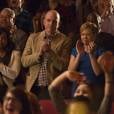 Burt Hummel (Mike O'Malley) e  Carole Hudson-Hummel (Romy Rosemont) emocionados com a apresentação de "New Directions" em "Glee" 