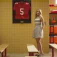 Quinn (Dianna Agron) observa a sala da equipe de futebol americano de "Glee"