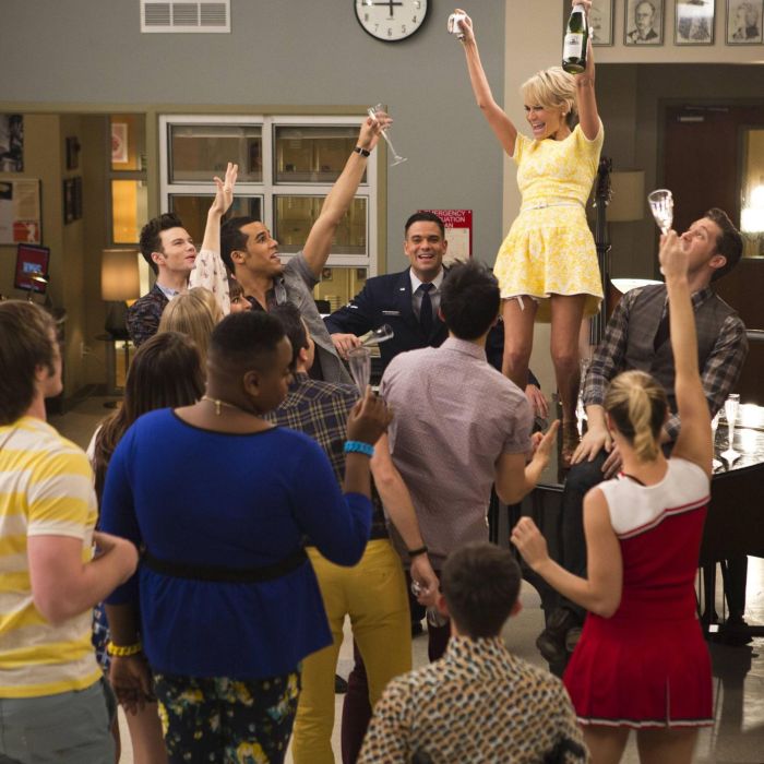 Todos comemoram juntos novamente no centésimo episódio de &quot;Glee&quot;!