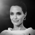 Angelina Jolie apaga as velinhas no dia  4 de junho 