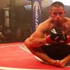 Nick Jonas vive Nate, um lutador de MMA gay em "Kingdom"