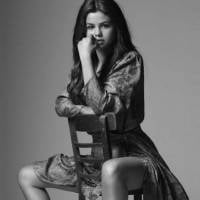 Selena Gomez lança clipe de "Kill Em With Kindness" e surpreende fãs com muita sensualidade!