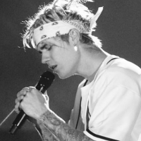Justin Bieber fica só de cueca e mostra bastidores da "Purpose Tour" no clipe do hit "Company"!