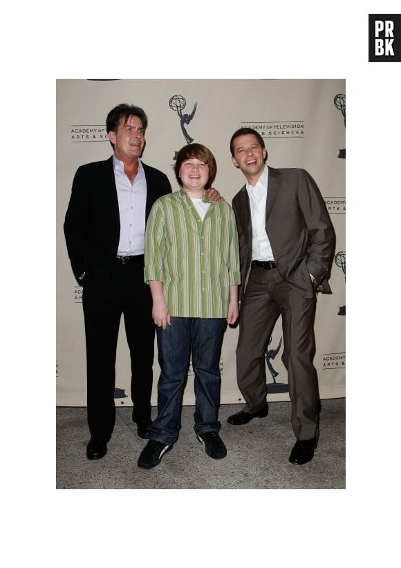 Elenco original de "Two and a Half Men", Charlie Sheen, Angus T. Jones e Jon Cryer, em 2008