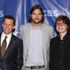 Elenco de "Two and a Half Men", Jon Cryer, Angus T. Jones e Ashton Kutcher, em 2011