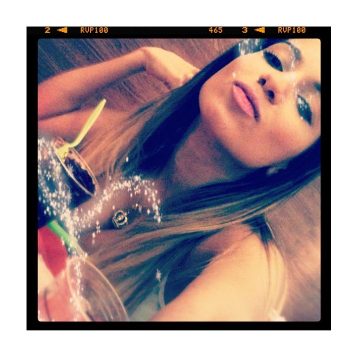 Anitta capricha nos efeitos na primeira publicação no Instagram