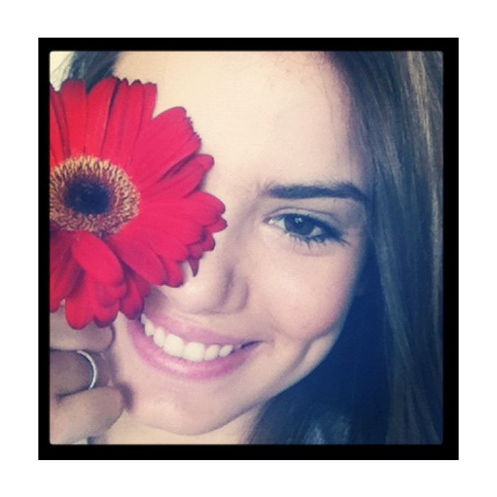 Camila Queiroz tá toda fofinha com uma flor em seu primeiro clique no Instagram