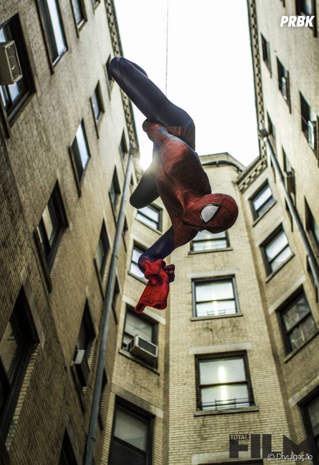 O Homem-Aranha (Andrew Garfield) mostra seus poderes em "O Espetacular Homem-Aranha 2"