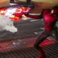 O Homem-Aranha (Andrew Garfield) salva Nova York em "O Espetacular Homem-Aranha 2"