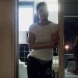  Logan veste camiseta do Alexandre Plokhov, cal&ccedil;a de Ralph Lauren Denim, cueca &eacute; da Hanro e o cinto &eacute; Melet Mercantile 
