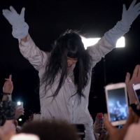Rihanna é atacada por fãs ao som de "Goodnight Gotham" em novo vídeo do álbum "ANTI"