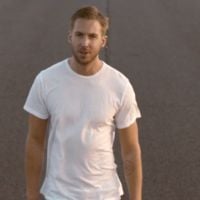 Calvin Harris aparece hot e em corridas de carro no clipe de "Summer"!