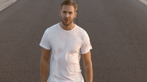 Calvin Harris aparece hot e em corridas de carro no clipe de "Summer"!