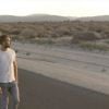 Calvin Harris aposta em uma caminhada no deserto em "Summer"