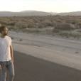 Calvin Harris aposta em uma caminhada no deserto em "Summer" 