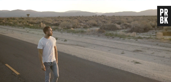 Calvin Harris aposta em uma caminhada no deserto em "Summer"