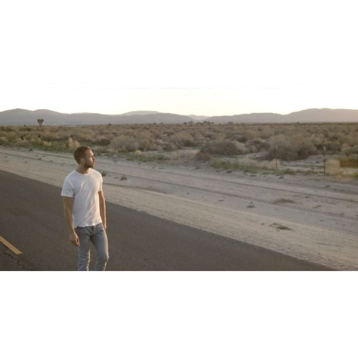  Calvin Harris aposta em uma caminhada no deserto em &quot;Summer&quot; 