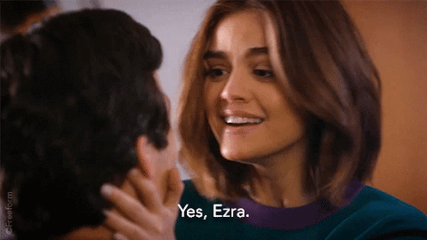 Em "Pretty Little Liars", Aria aceitou pedido de casamento de Ezra!