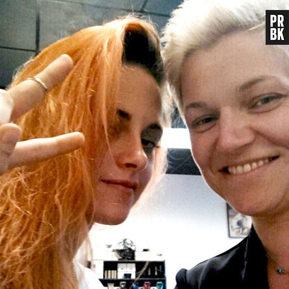 Kristen Stewart após tingir o cabelo em um salão de Nova Orleans, nos Estados Unidos