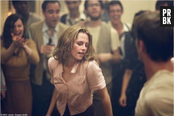 Kristen Stewart dançando muito como "Marylou" no filme "Pé na Estrada", em 2011