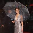  Emma Watson, at&eacute; na chuva &eacute; linda, chegando na premi&egrave;re de "Harry Potter e o Enigma do Pr&iacute;ncipe", 2009 