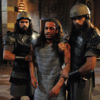 Novela "A Terra Prometida": Tobias (Raphael Vianna) é levado para rei Marek com rosto desfigurado!