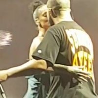 Rihanna e Drake assumem namoro e se beijam durante show do rapper!