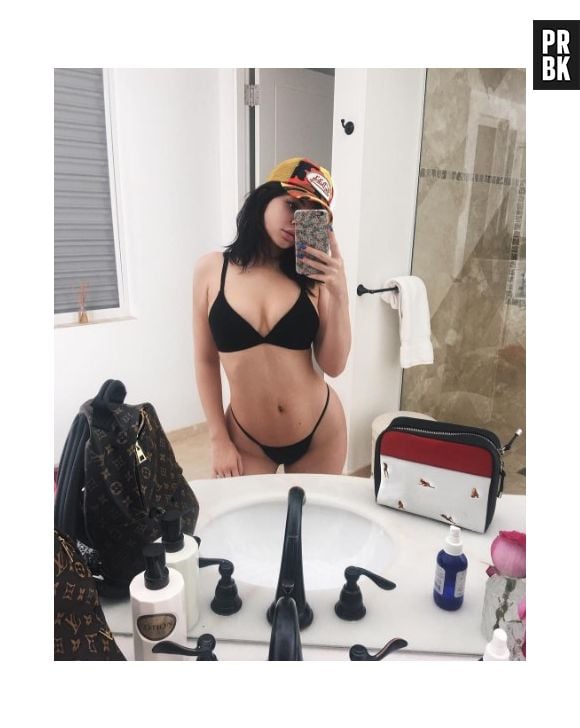 Kylie Jenner aparece só de biquíni no Instagram