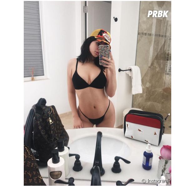 Kylie Jenner aparece só de biquíni no Instagram