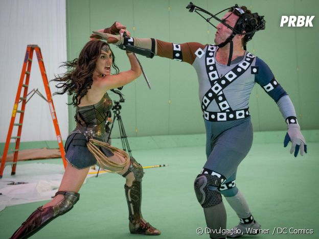 Em "Batman Vs Superman": Mulher-Maravilha (Gal Gadot) luta com vilão Apocalypse, sem efeitos especiais